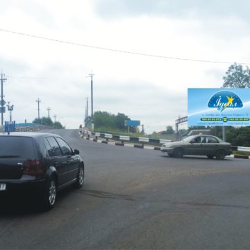 07 – Траса Львів-Ужгород, напрямок до Львова, поряд з автобусною зупинкою, та вокзалом, сторона А