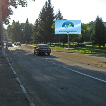18 – Траса Львів-Ужгород, напрямок до центру міста, площа Пам’яті, поряд з автобусною зупинкою, сторона А