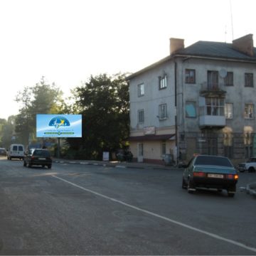 21 – вул. Шевченка, роздоріжжя траси Львів-Ужгород-Мостиська, 100м до центру, сторона А